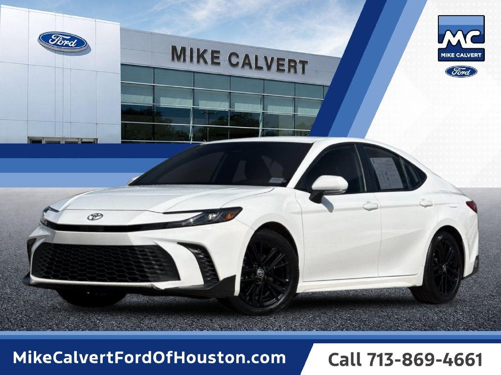 Used 2025 Toyota Camry SE FWD image 1
