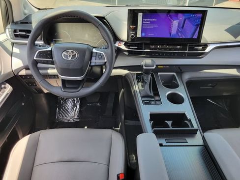 Used 2025 Toyota Sienna XLE w/ XLE Plus Package FWD image 6