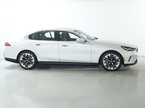 Used 2025 BMW i5 xDrive40 w/ Premium Package image 12
