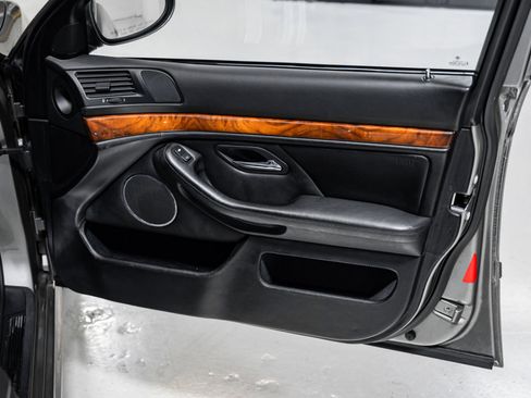 Used 2003 BMW M5 image 33