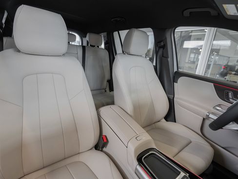 Used 2025 Mercedes-Benz GLB 250 4MATIC image 29