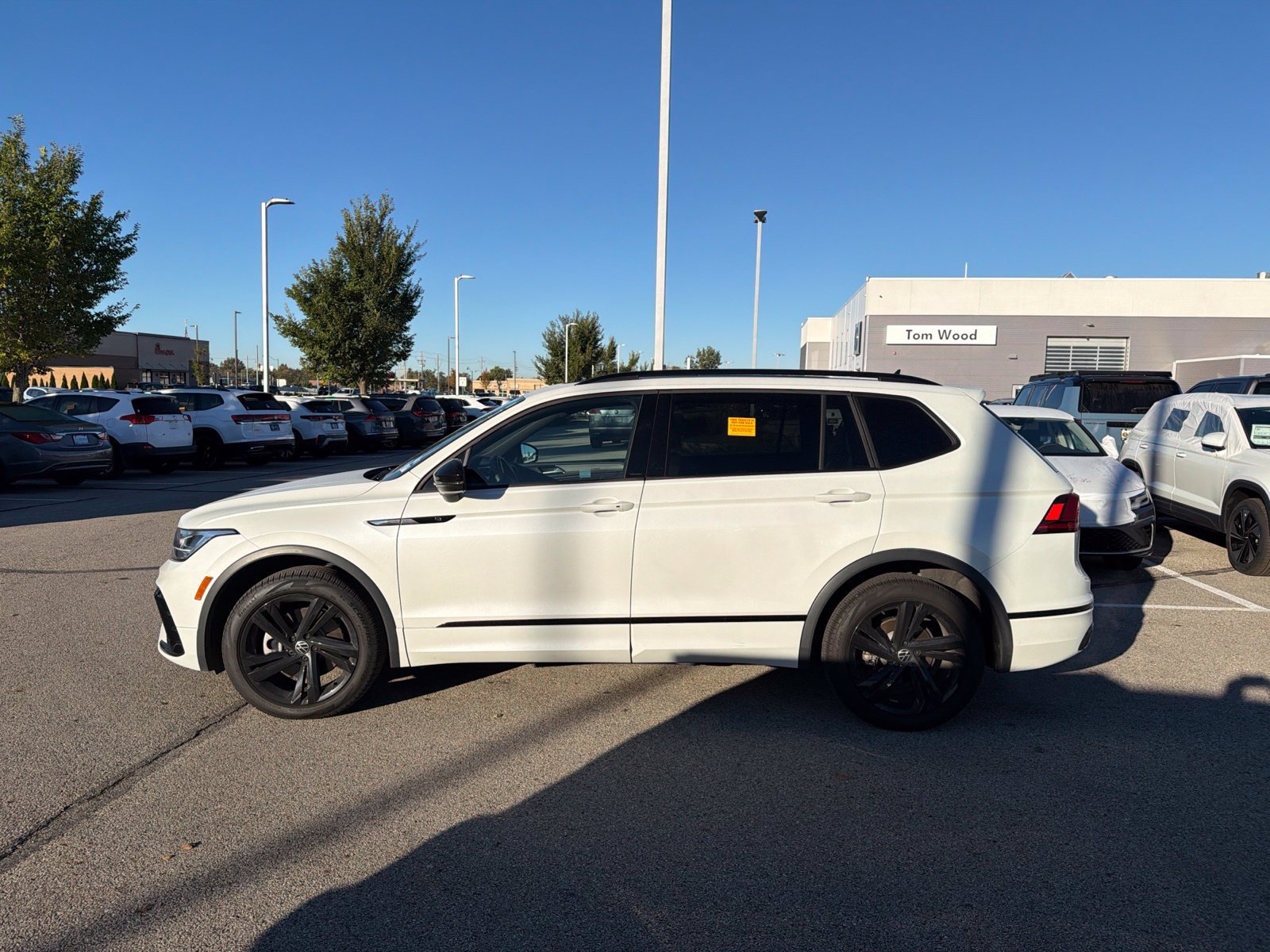 Used 2023 Volkswagen Tiguan SE R-Line FWD image 8
