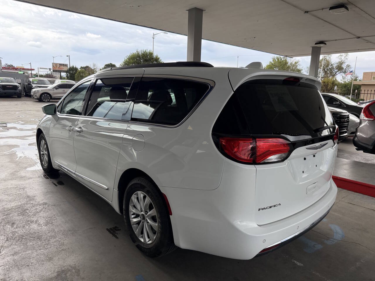 Used 2017 Chrysler Pacifica Touring-L FWD image 4