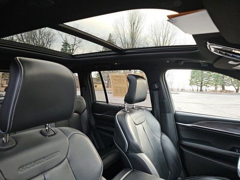 Used 2023 Jeep Grand Cherokee Overland w/ Luxury Tech Group IV image 13
