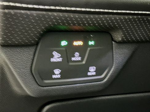 Used 2025 Volkswagen Atlas SE image 17