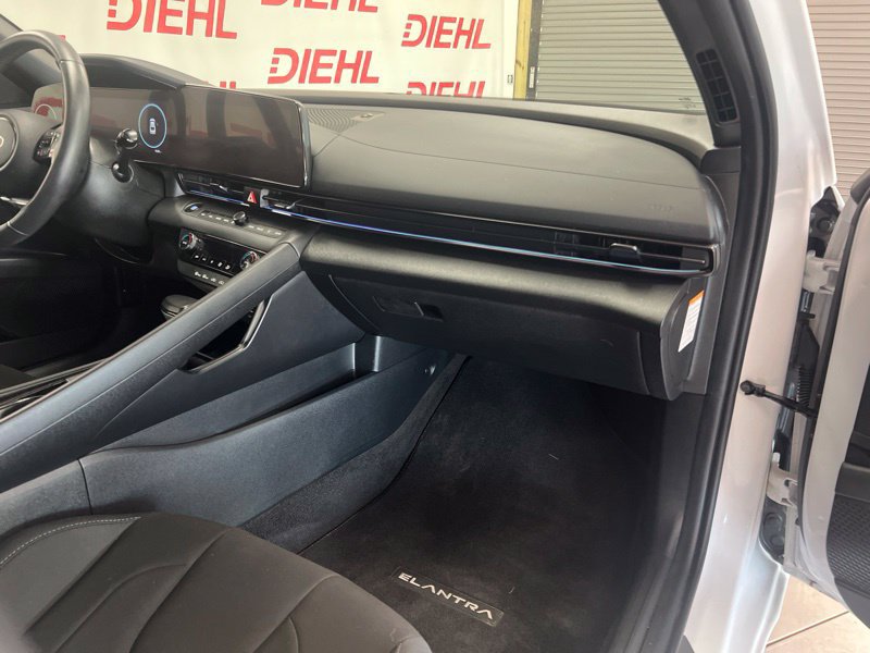Used 2025 Hyundai Elantra SEL FWD image 13