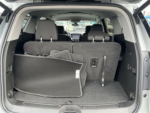 Certified 2023 GMC Acadia SLE w/ Driver Convenience Package image 18