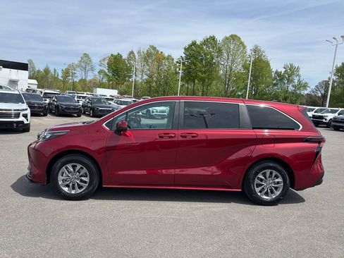 Used 2025 Toyota Sienna LE image 2