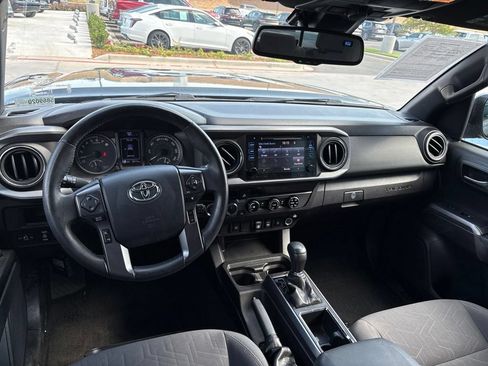 Used 2018 Toyota Tacoma TRD Off-Road AWD/4WD image 3