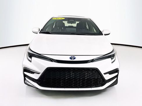 Used 2025 Toyota Corolla SE w/ SE Premium Package image 2