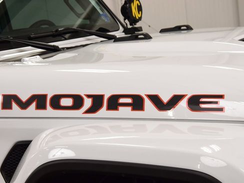 Used 2025 Jeep Gladiator Mojave AWD/4WD image 15