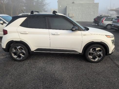 Used 2023 Hyundai Venue Limited w/ Cargo Package image 12