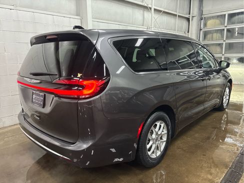 Used 2023 Chrysler Pacifica Touring-L image 6