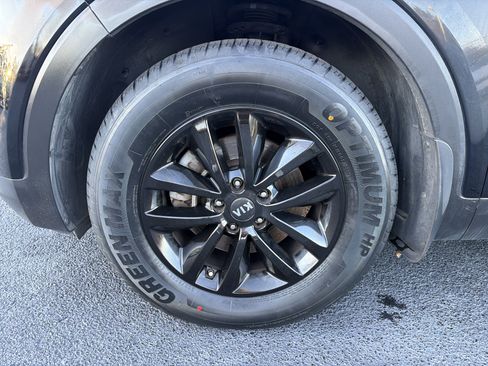 Used 2018 Kia Sorento LX image 11