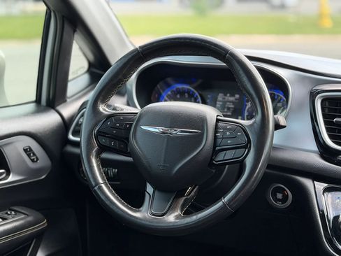 Used 2020 Chrysler Pacifica Touring-L w/ S Appearance Package FWD image 15