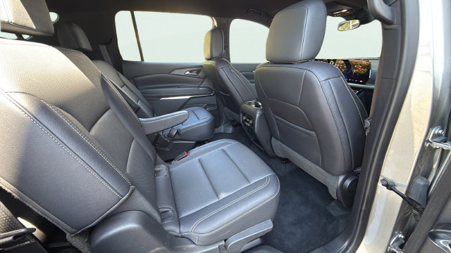 Used 2025 Chevrolet Traverse LT FWD image 26