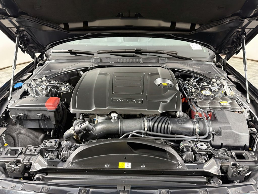 Used 2024 Jaguar XF R-Dynamic SE AWD/4WD image 32