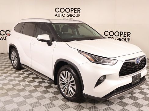 Used 2023 Toyota Highlander Platinum FWD image 1