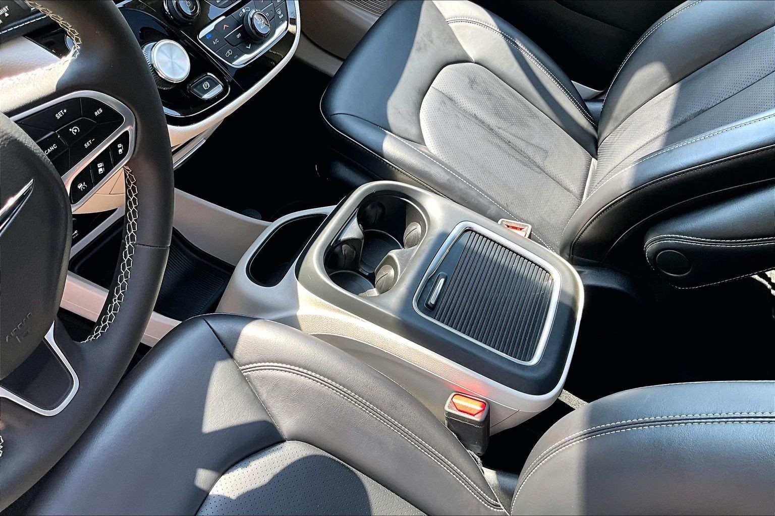 Used 2023 Chrysler Pacifica Touring-L AWD/4WD image 14