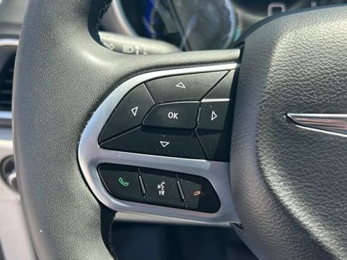 Used 2024 Chrysler Pacifica Touring-L FWD image 22