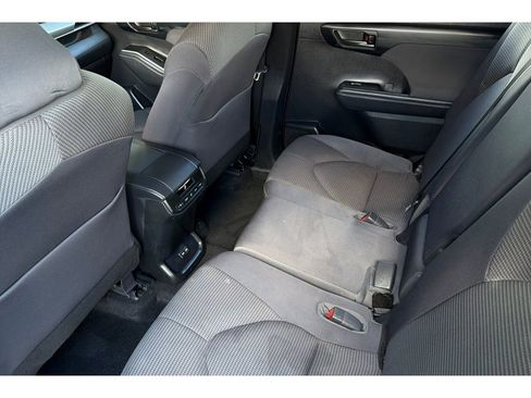 Used 2022 Toyota Highlander LE AWD/4WD image 13