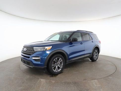 Used 2022 Ford Explorer XLT w/ Equipment Group 202A image 2