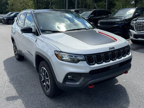 Used 2025 Jeep Compass Trailhawk AWD/4WD image 3