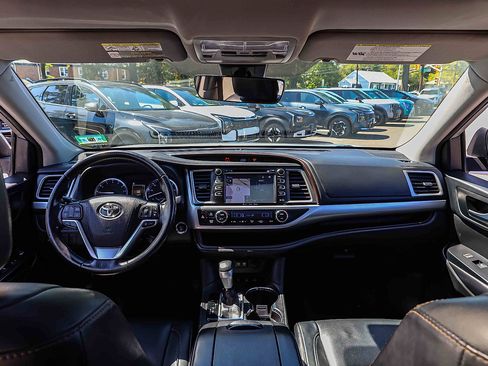 Used 2018 Toyota Highlander XLE AWD/4WD image 19
