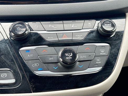 Used 2023 Chrysler Pacifica Touring-L FWD image 15