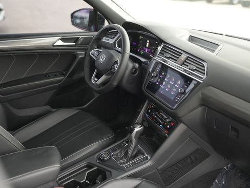 Certified 2022 Volkswagen Tiguan SE R-Line image 18