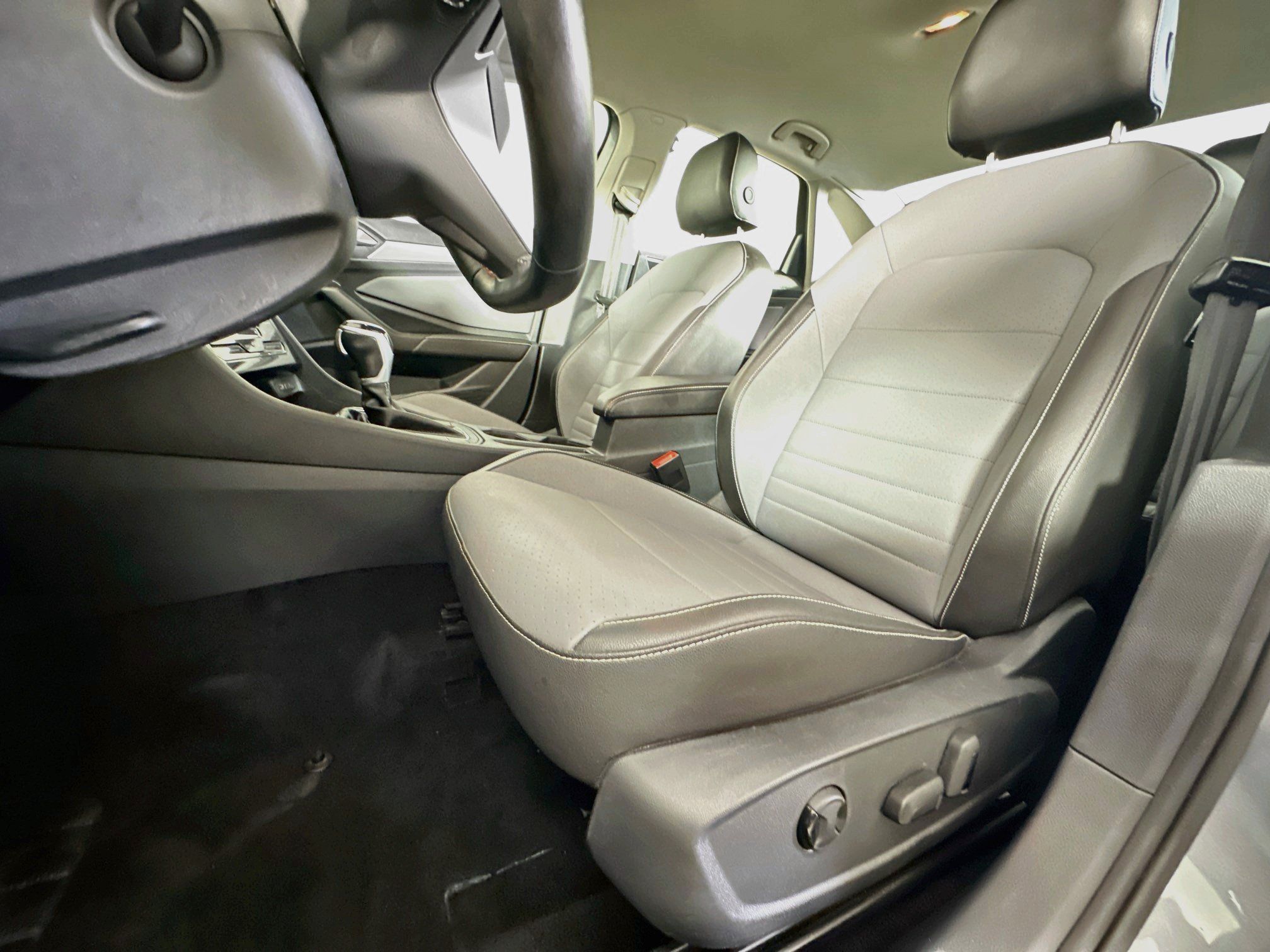 Used 2025 Volkswagen Jetta SE FWD image 13
