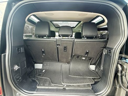 Used 2023 Land Rover Defender 90 SE image 30