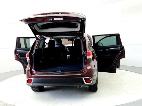 Used 2019 Toyota Highlander Limited w/ Carpet Mat Package (TMS) image 11