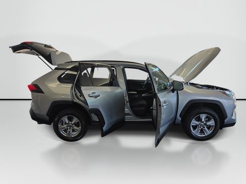 Used 2025 Toyota RAV4 XLE AWD/4WD image 9