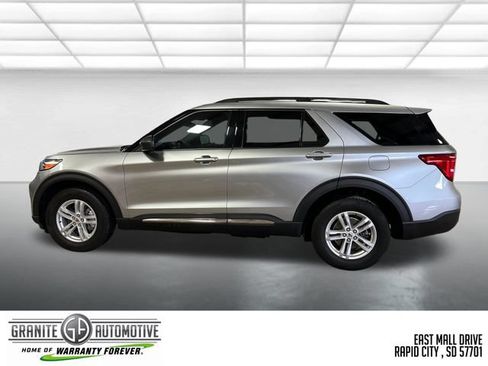 Used 2024 Ford Explorer XLT AWD/4WD image 2