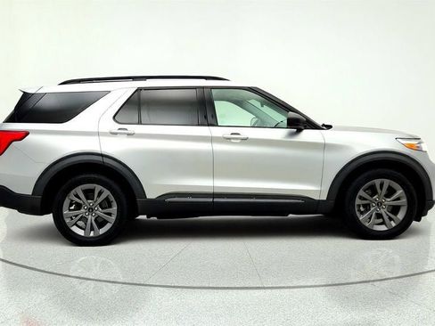 Used 2021 Ford Explorer XLT w/ Equipment Group 202A AWD/4WD image 4