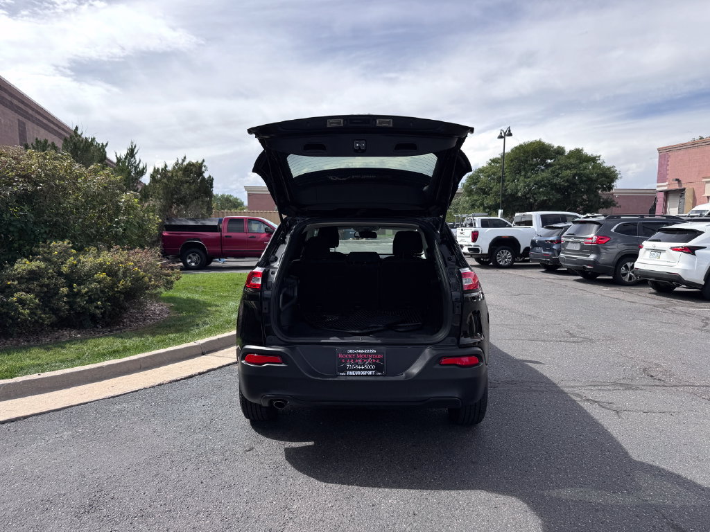 Used 2017 Jeep Cherokee Latitude w/ Cold Weather Group AWD/4WD image 13