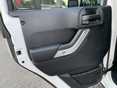 Used 2017 Jeep Wrangler Unlimited Sahara w/ Connectivity Group image 28