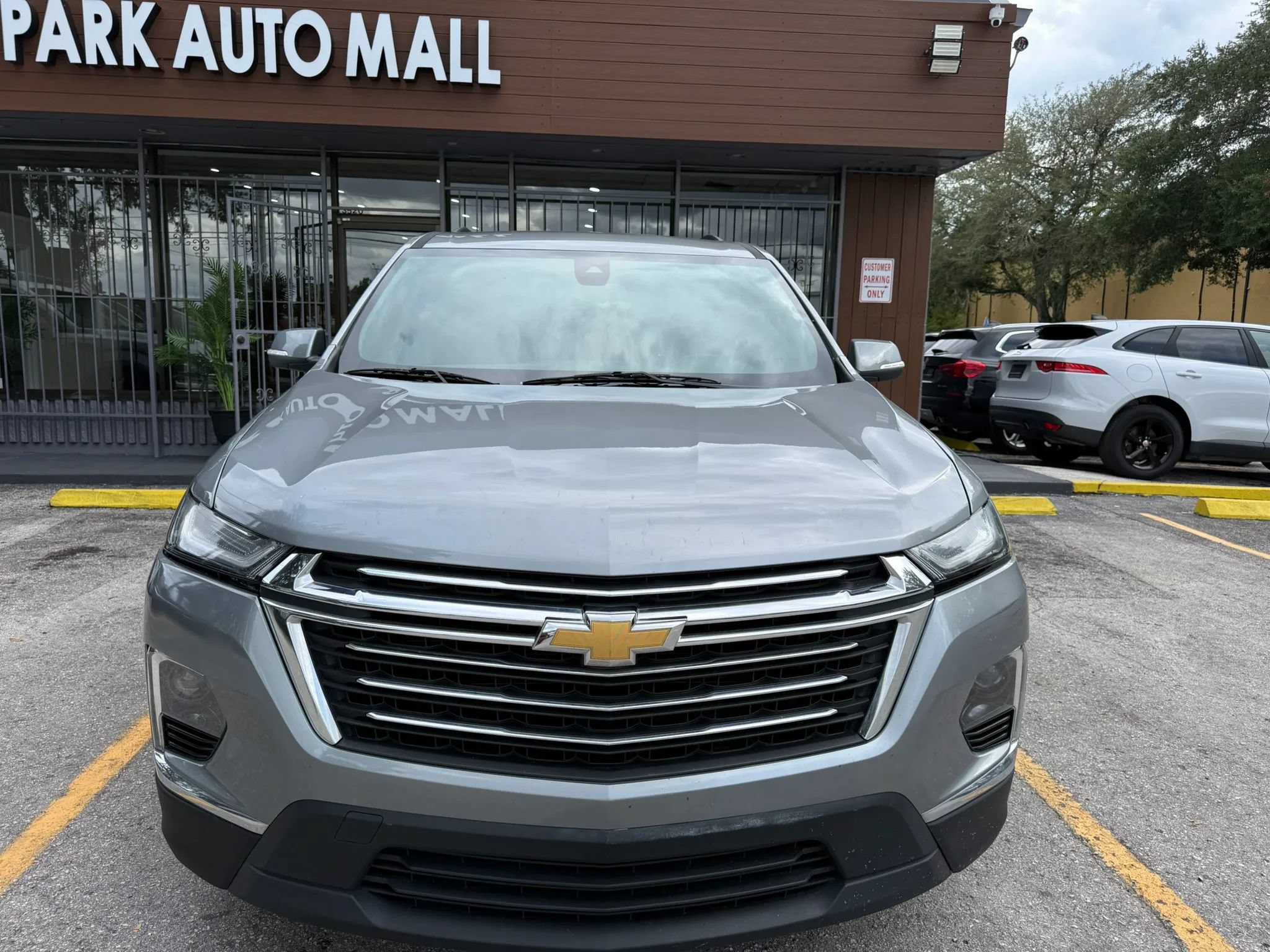 Used 2023 Chevrolet Traverse LT FWD image 2