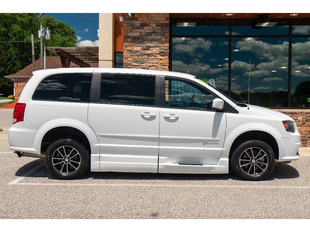 Used 2015 Dodge Grand Caravan R/T w/ Safety Sphere Group FWD image 2