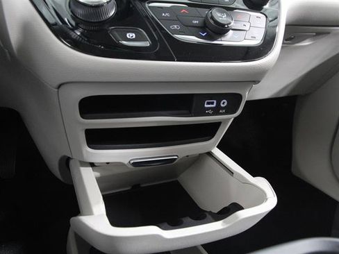 Used 2019 Chrysler Pacifica Touring-L w/ Advanced Safetytec Group image 16