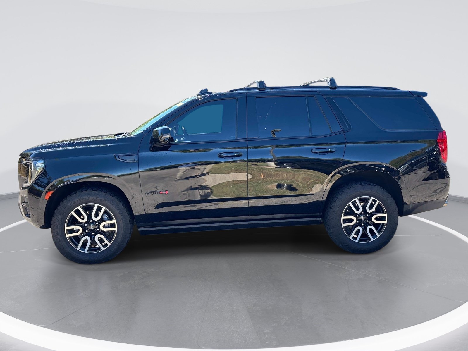 Used 2023 GMC Yukon AT4 w/ Technology Package AWD/4WD image 5