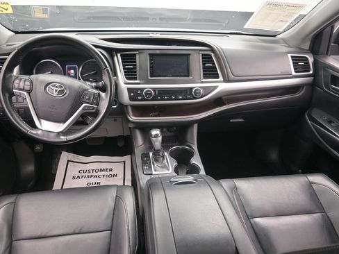 Used 2019 Toyota Highlander XLE FWD image 14