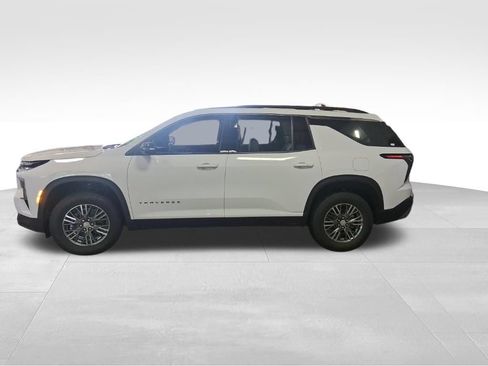 Used 2024 Chevrolet Traverse LT FWD image 2