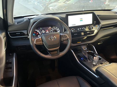 Used 2023 Toyota Highlander XLE FWD image 19