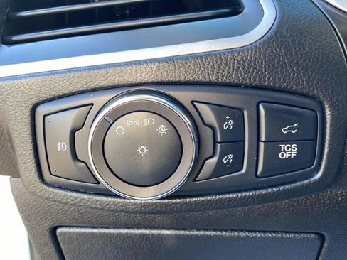 Used 2019 Ford Edge SEL image 17