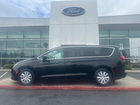 Used 2018 Chrysler Pacifica L FWD image 1