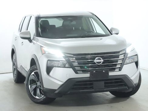 Used 2024 Nissan Rogue SV image 2