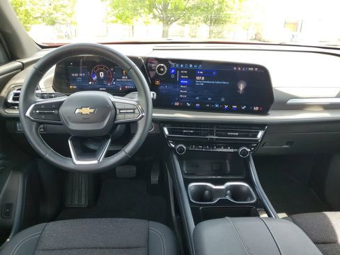 Used 2025 Chevrolet Traverse LT w/ Driver Confidence Package FWD image 25
