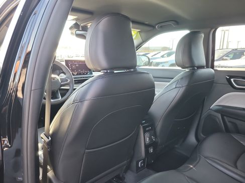 Used 2023 Jeep Compass Limited image 12